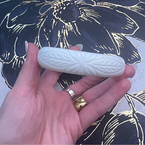 Vintage 70s Carved Pure White Lucite Bangle Bracelet Leaves Pattern A3 - Picture 11 of 13